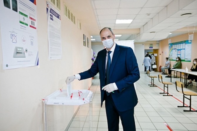 Губернатор Оренбургской области Денис Паслер в числе первых проголосовал по поправкам в Конституцию