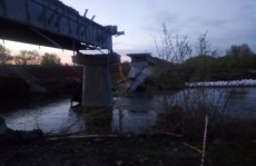 Мост обрушился.