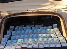 Передал сотруднику полиции взятку в  100 тысяч рублей