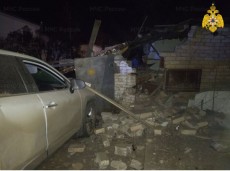 Взрыв в гараже повредил машины и окна.