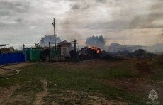 Огонь повредил жилой дом и около 14 хозяйственных построек.
